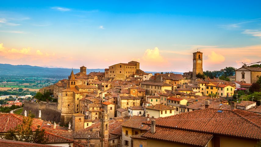 I villaggi in Italia attraggono case per euro.  Ci sono molte stazioni sciistiche nelle vicinanze